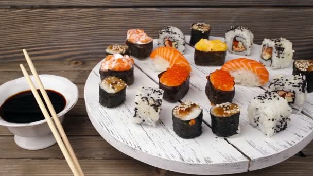 Cozinha chef profissional, trabalhando e preparando comida asiática e sushi. Loop sem costura — Vídeo de Stock