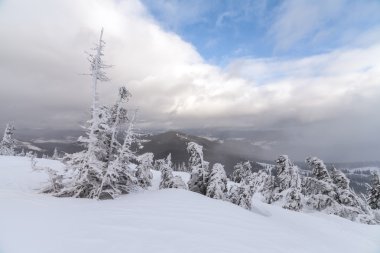 Kötü hava dağlarda. Kış manzarası. Fırtına bulutları ile bulutlu akşam. Karpatlar, Ukrayna, Europe