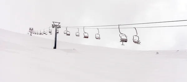 Snow Mountain. las montañas bajo la nieve en invierno — Foto de Stock