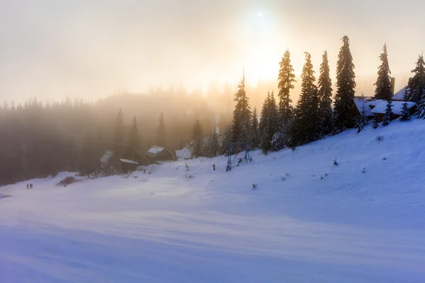 冬季景观。在山上的日出。美丽的世界。圣诞节场景。喀尔巴阡，乌克兰，欧洲 — 图库照片