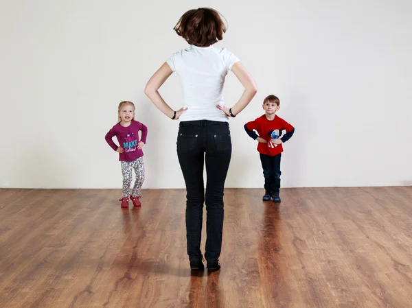 Entraîneur et deux enfants font des exercices — Photo