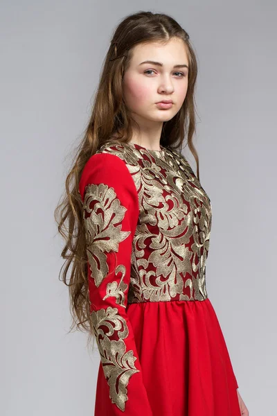 Ritratto di una giovane donna sensuale in abito rosso — Foto Stock