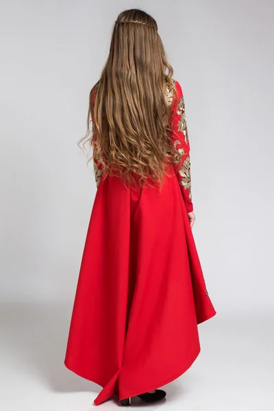 Visão traseira de uma mulher em vestido vermelho com cabelo longo e bonito — Fotografia de Stock