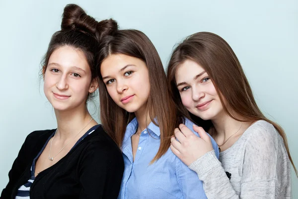 Portret trzech nastoletnich dziewcząt uśmiechający się — Zdjęcie stockowe
