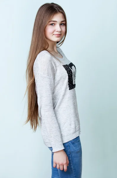 Menina adolescente agradável em camisa cinza e jeans — Fotografia de Stock