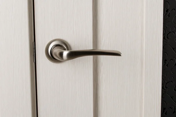 The door leaf with a metal handle, close-up — Stock Photo, Image
