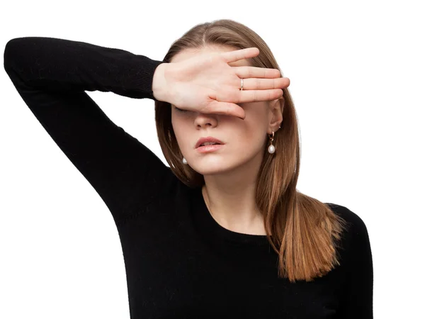 Porträtt av en ung kvinna, ögon är stängda av hand — Stockfoto