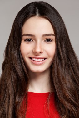 Uzun saçlı güzel bir esmer kız portresi kapatın