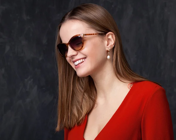 Giovane bella donna in occhiali da sole sorridente — Foto Stock