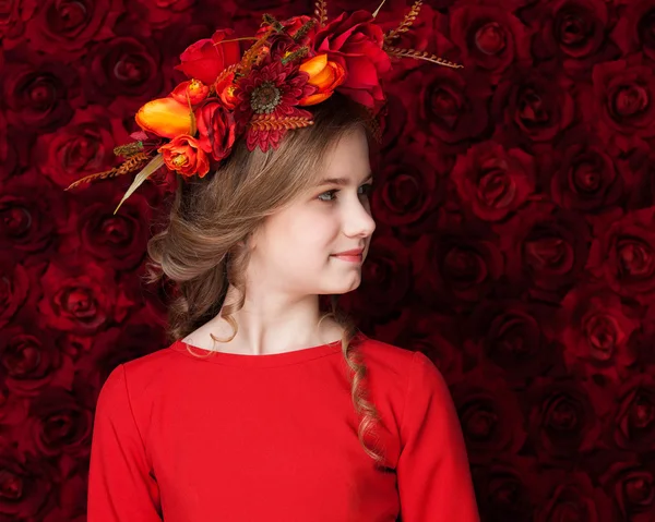 Närbild porträtt av en liten söt flicka i en blomsterkrans — Stockfoto