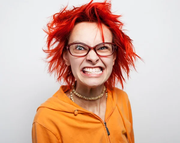 Retrato de cerca de una joven pelirroja loca — Foto de Stock