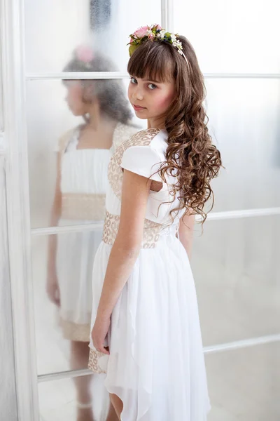 Anbud brunett flicka stående nära dörren — Stockfoto