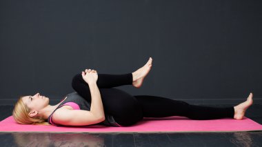  Genç kadın yoga egzersiz yapıyor