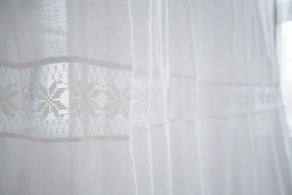 Acogedoras cortinas blancas claras con la hemstitch —  Fotos de Stock