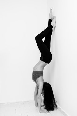  Amuda beyaz duvarın yanında ince kadın