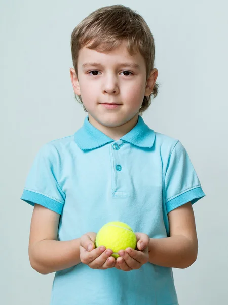 Retrato de um menino segurando bola de tênis nas mãos — Fotografia de Stock