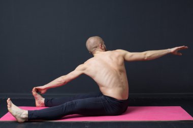  Genç adam ayak ayak lara doğru eğiliyor.