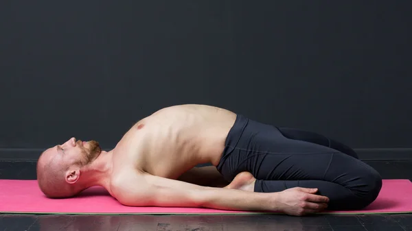 Yoga and fitness. Quadriceps stretching. — Stock Fotó