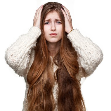 Hareket. Baş ağrısı. Bir kızın yakın portresi