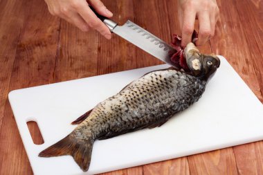  Kadının elinde bir sazan oyma