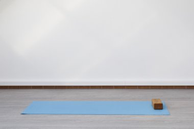 Mat ve yoga ve yerde yatarken fitness için destek birimi