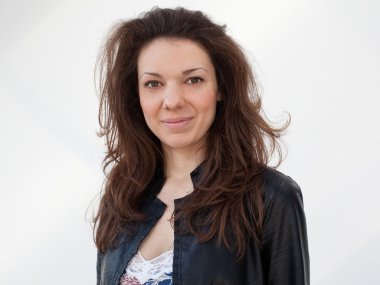 genç gülümseyen esmer kadın