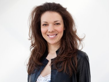 genç gülümseyen esmer kadın