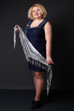 Boyutu artı modeli. Mavi elbiseli Olgun kadın