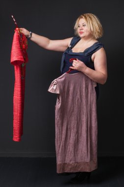 Olgun sarışın kadın elbise seçme