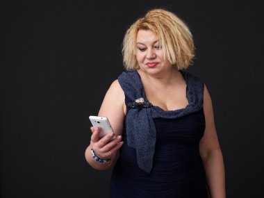 Cep. Şaşkın kadın ekranda arıyor