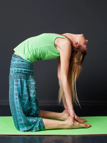 Ung kvinna gör yoga asana — Stockfoto