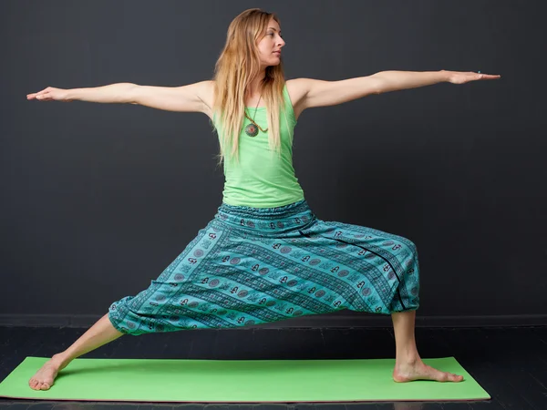 Yoga. Virabhadrasana (Warrior Pose) — Stockfoto