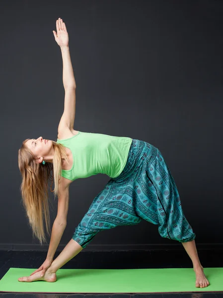 Yoga. Utthita Trikonasana — Foto de Stock
