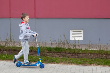 Çocuk bir scooter sürme