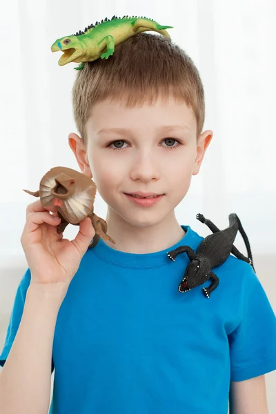 Портрет хлопчика, який грає з динозавром — стокове фото