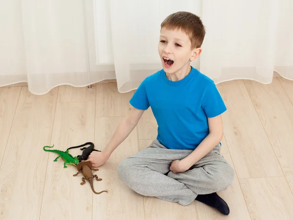 Speelgoed hagedissen boy's vinger bijten — Stockfoto