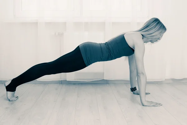 Mujer de fitness haciendo ejercicio tablón —  Fotos de Stock