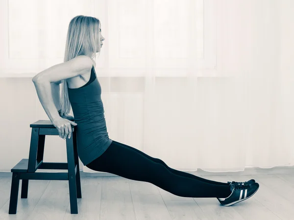 Mujer de fitness haciendo ejercicio —  Fotos de Stock