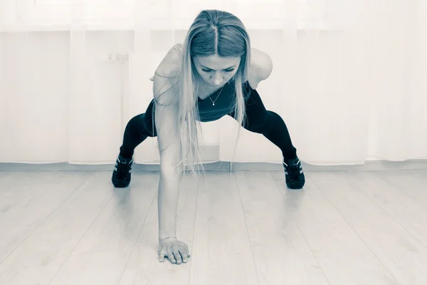 Fitness egzersiz yapıyor kadın — Stok fotoğraf