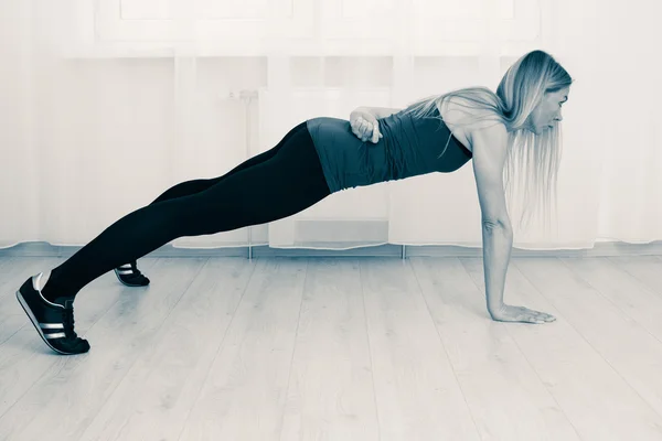 Mujer fitness haciendo flexiones — Foto de Stock