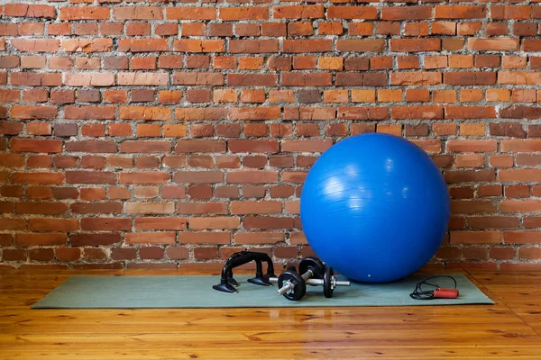 De mat, fitball, touw, halters en stand push-ups liggen op de — Stockfoto
