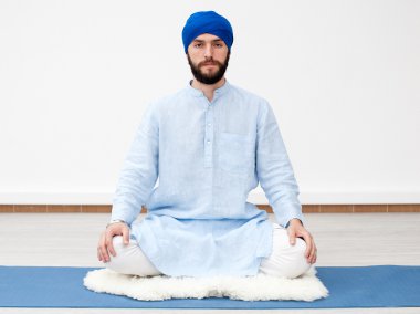  sarık, erkekte Yogi eller dizler üzerinde döşeme