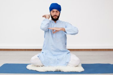  erkekte mudra yapıyor mindere oturmuş bir Türban