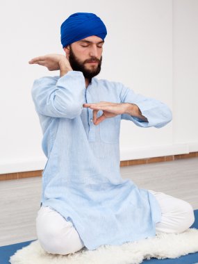  erkekte mudra yapıyor mindere oturmuş bir Türban