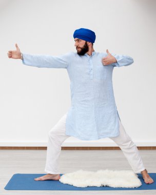 Yoga. Adam performans gösteren archer poz 