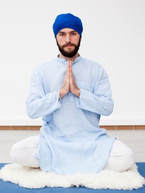 Meditasyon. Türban bir genç sakallı adam portresi
