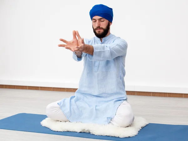 Yoga. Meditasyon. Yogi adam sarık