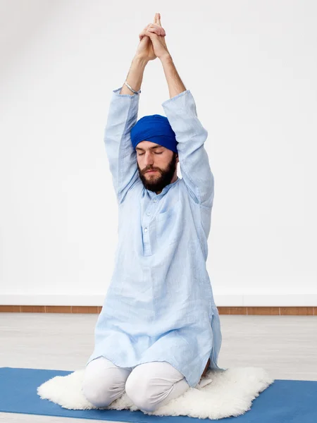 Unga yogi man gör förlängning — Stockfoto