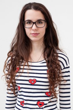 gülümseyen genç esmer kadın portresi