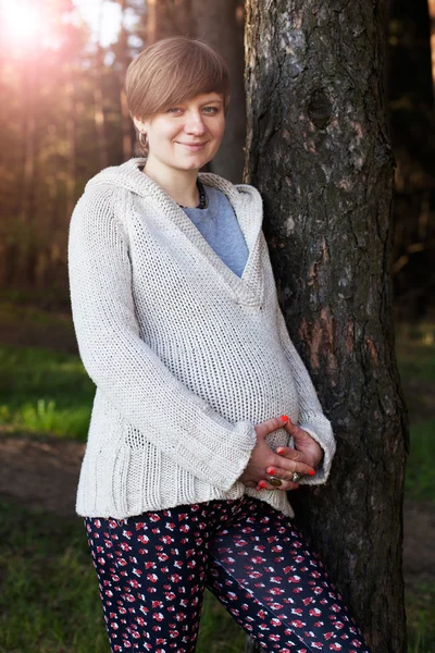 Έγκυος γυναίκα στο δάσος — Φωτογραφία Αρχείου